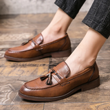 Nahkaiset loaferit, joissa tupsut