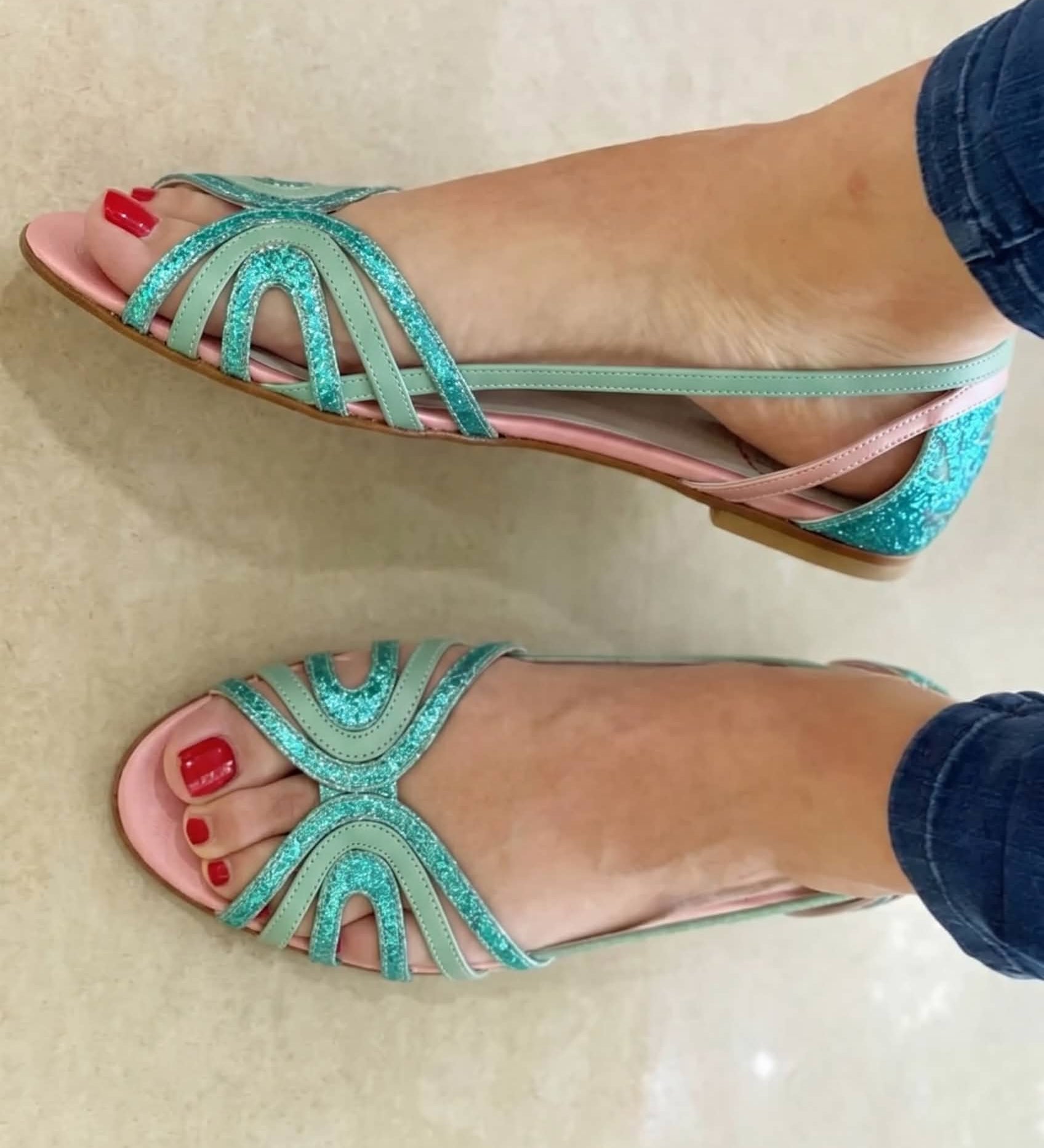 Aitana™ | Sandalias Planas Metalizadas