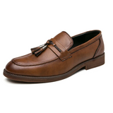 Nahkaiset loaferit, joissa tupsut